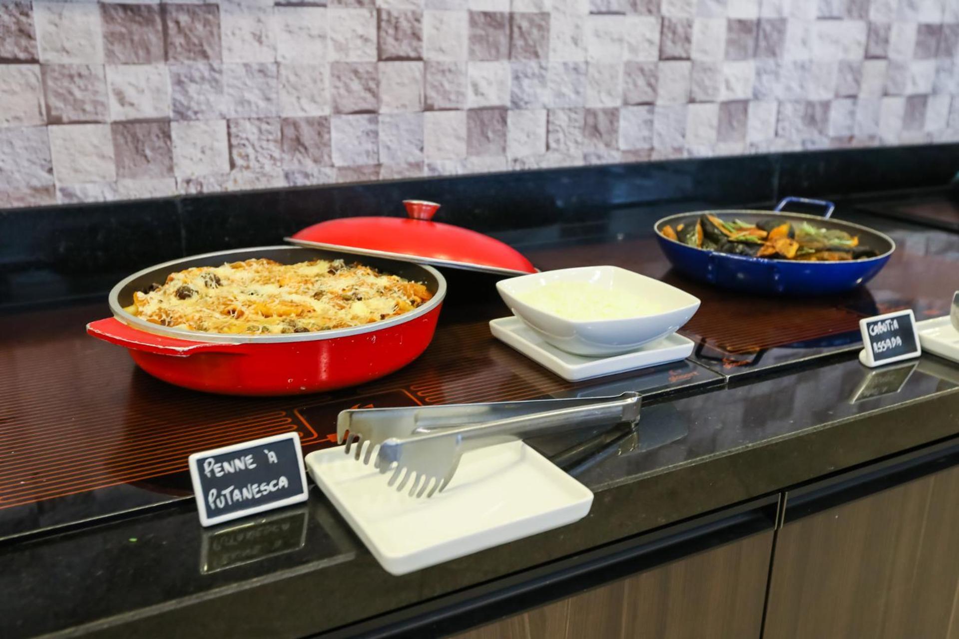 Tryp By Wyndham Ribeirao Preto Hotel Екстериор снимка A buffet at a restaurant