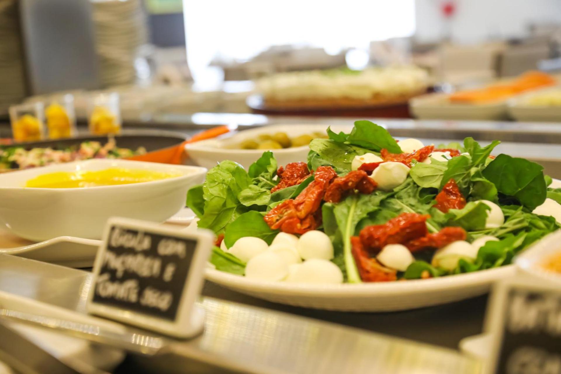 Tryp By Wyndham Ribeirao Preto Hotel Екстериор снимка A salad with sun-dried tomatoes