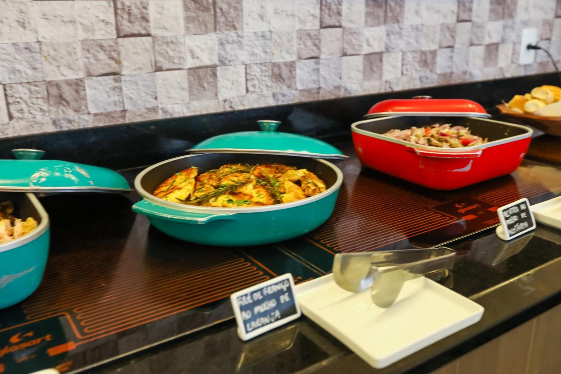 Tryp By Wyndham Ribeirao Preto Hotel Екстериор снимка Indian food at a buffet